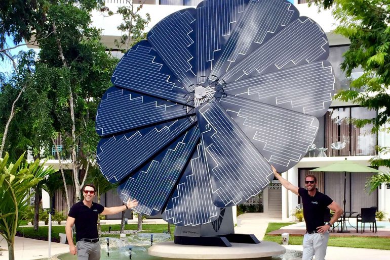 Cómo 2 amigos cambiaron los bienes raíces en Tulum Mark & Nico Los Amigos Tulum in front of The Smartflower System at Central Park Tulum